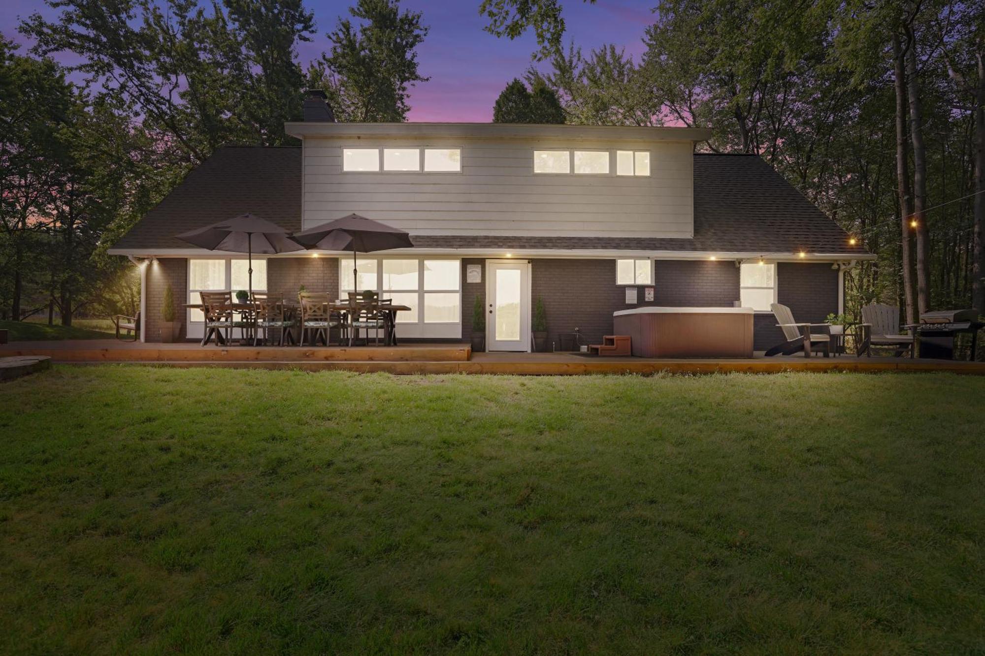 Poconos Brand New Lakefront Oasis 1 Acre, Hottub Gameroom Firepits Talk About Privacy Albrightsville Экстерьер фото