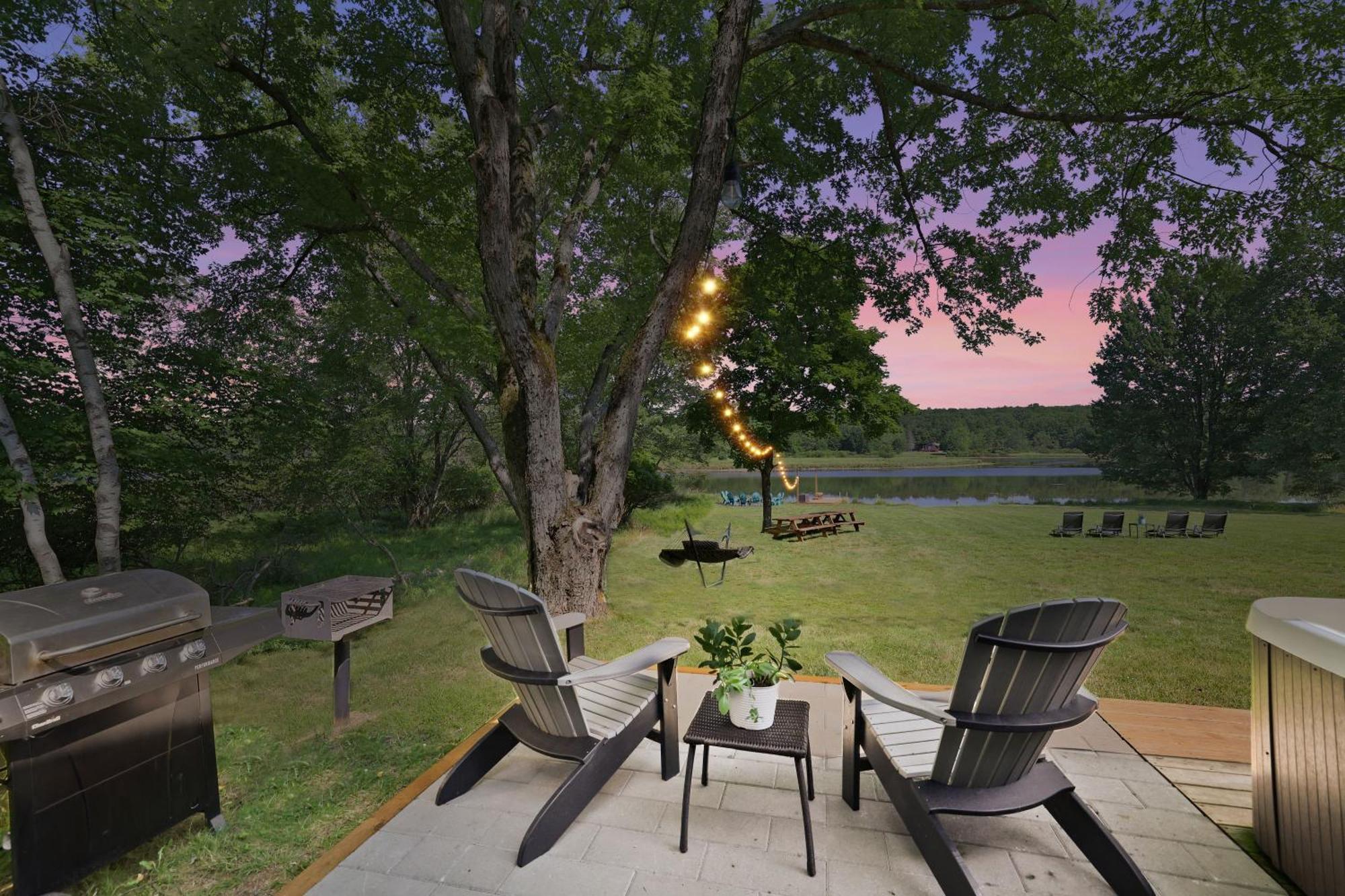 Poconos Brand New Lakefront Oasis 1 Acre, Hottub Gameroom Firepits Talk About Privacy Albrightsville Экстерьер фото